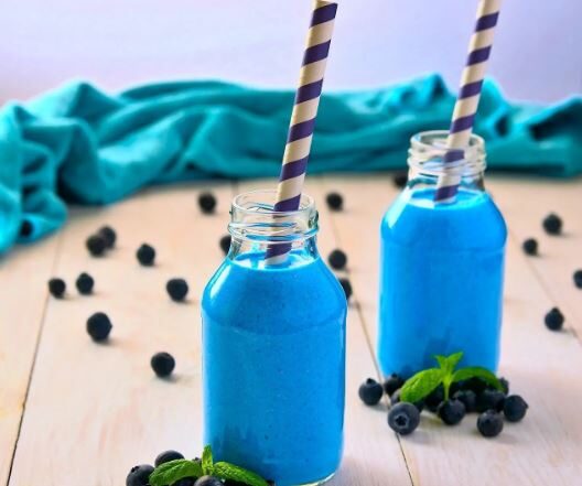 Прекрасный черничный смузи
