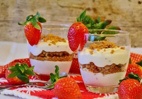 Йогурт с клубникой и печеньем