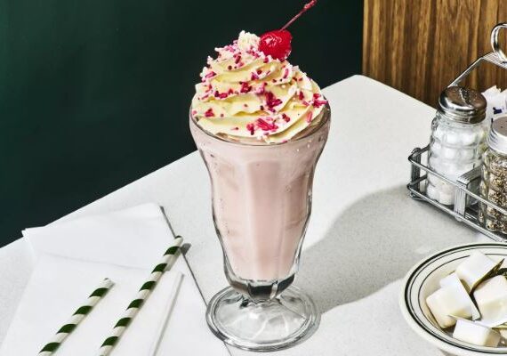 Клубничный молочный коктейль