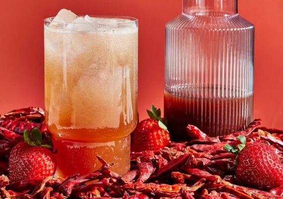 Кустарник бальзамический клубнично-чилийский